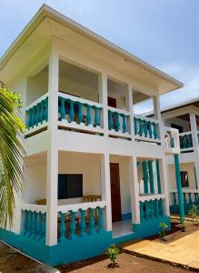 小玉米岛Apartments at Los Delfines Little Corn的带有蓝色阳台的房屋模型