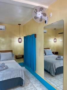 小玉米岛Apartments at Los Delfines Little Corn的有两张床和一面镜子的卧室 更多16张照片