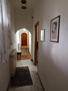 un couloir menant à une chambre dans l'établissement Villa Vitiello, à Torre Annunziata