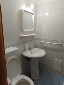 La salle de bains est pourvue de toilettes, d'un lavabo et d'un miroir. dans l'établissement Villa Vitiello, à Torre Annunziata