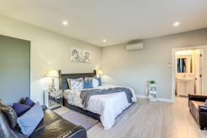 Rúm í herbergi á Modern Studio Suite in Sandy Point on Lummi Bay!
