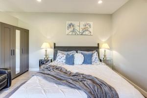 Rúm í herbergi á Modern Studio Suite in Sandy Point on Lummi Bay!