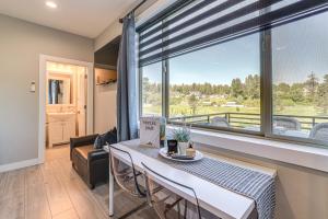 Svalir eða verönd á Modern Studio Suite in Sandy Point on Lummi Bay!