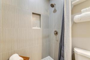 Baðherbergi á Modern Studio Suite in Sandy Point on Lummi Bay!