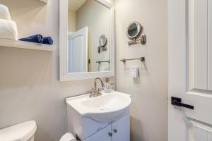 Baðherbergi á Modern Studio Suite in Sandy Point on Lummi Bay!