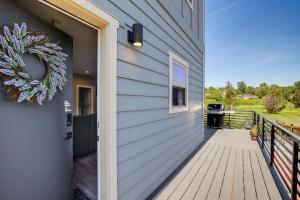 Svalir eða verönd á Modern Studio Suite in Sandy Point on Lummi Bay!
