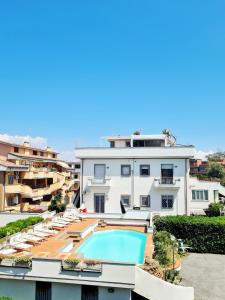 un appartamento con piscina in un edificio di Severis Apartment Fiumicino a Fiumicino