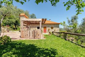 mały dom z drewnianą bramą na dziedzińcu w obiekcie AltaVista w mieście Vitorino dos Piães