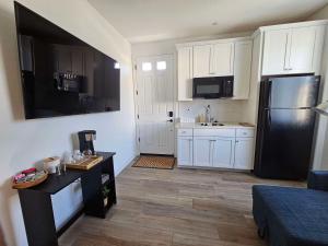 Kuchyň nebo kuchyňský kout v ubytování Couple's Getaway Kitchenette Washer & Private Bath