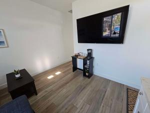 TV a/nebo společenská místnost v ubytování Couple's Getaway Kitchenette Washer & Private Bath