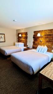 Browns Canyon Inn في ساليدا: غرفه فندقيه سريرين في غرفه
