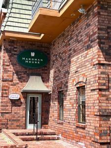 um edifício de tijolos com uma placa na lateral em Hardman House em Carson City