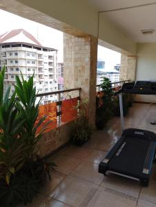 a balcony with a treadmill on a building at Hôtel particulier HP in Conakry