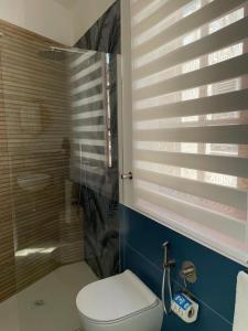 een badkamer met een toilet en een douche bij Casa dei Mulini in Favignana