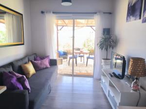 een woonkamer met een bank en een tafel bij Villa Daita 2 Villa Daita 3 in Granadilla de Abona