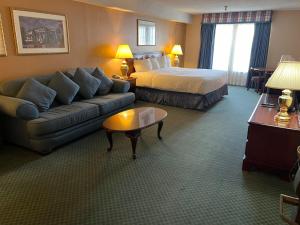 una camera d'albergo con letto e divano di Hardman House a Carson City