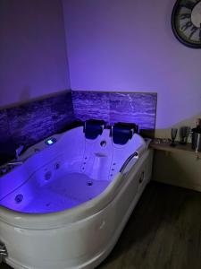 Una bañera con gafas de sol encima. en BIBI rooms and suite, en Palermo