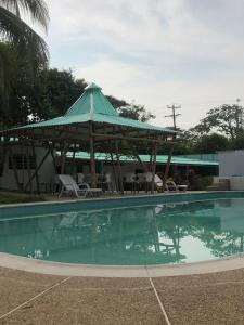un cenador junto a la piscina en Hotel Pallara Campestre, en Ricaurte