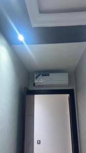 een kamer met een plafond met verwarming en een lamp bij Kabila vista n4 vue piscine in M'diq