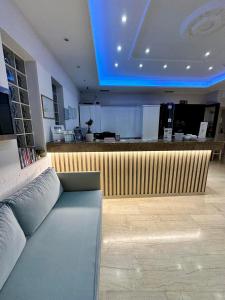 salon z kanapą i barem w obiekcie Castro Hotel w miejscowości Amoudara