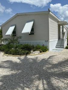 uma pequena casa com uma entrada em frente em Waterfront Tropical Getaway em Key Largo