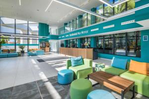 un hall d'un hôpital avec des chaises et des tables dans l'établissement Occidental Mar Menor, à Carthagène