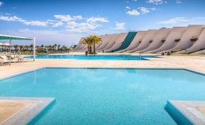- une piscine en face d'un stade dans l'établissement Occidental Mar Menor, à Carthagène