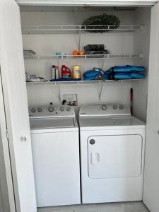 基拉戈的住宿－Waterfront Tropical Getaway，洗衣房配有2个盥洗盆和1台洗衣机