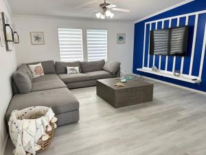 uma sala de estar com um sofá e uma mesa de centro em Waterfront Tropical Getaway em Key Largo