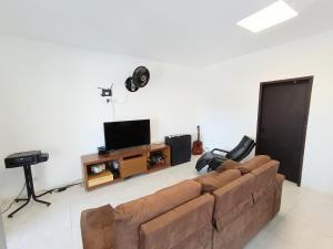 TV a/nebo společenská místnost v ubytování Quarto Privado Confortável em Pontal do Sul