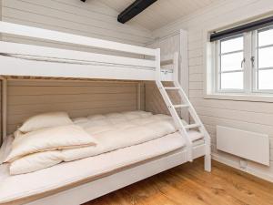 En eller flere senge i et værelse på Holiday home Hjørring XLIII