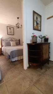 a bedroom with a bed and a dresser with plants on it at Cabañas Toto Península Beach in Totoralillo