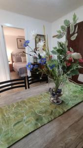 una stanza con tavolo e vaso di fiori di Cabañas Toto Península Beach a Totoralillo