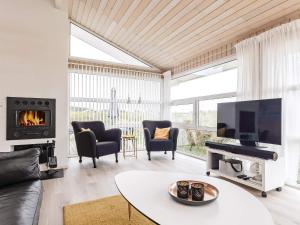 TV a/nebo společenská místnost v ubytování Luxury Retreat with Sea View - By Traum Ferienwohnungen