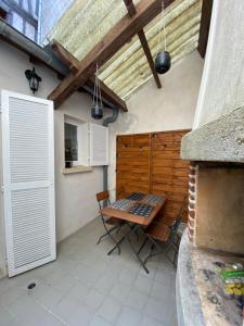 un patio con mesa y sillas en un edificio en Appartement charmant hypercentre, en Orléans