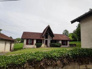 a house in a field of vines at Maison bastide Périgord in Castillonnès