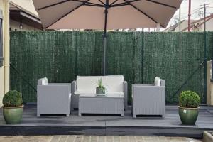 a group of chairs and an umbrella on a patio at Chambre privée pour 4 personnes en banlieue parisienne à Bondy in Bondy