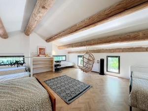 sala de estar amplia con cama y sofá en Des vacances au Pontpadour !, en Entraigues-sur-la-Sorgue