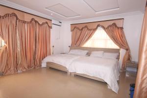 Postel nebo postele na pokoji v ubytování WHITE HOUSE B & B SERVICE APARTMENT