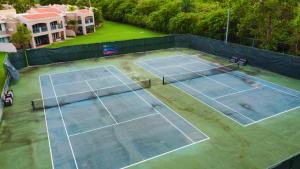 Instalaciones para jugar a tenis o squash en Daria Beachfront community steps 2 pool- Generator o alrededores