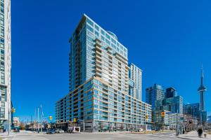 ein hohes Glasgebäude in einer Stadt in der Unterkunft Dan Leckie Apartments in Toronto