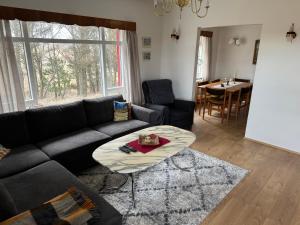 sala de estar con sofá y mesa en Stafholtsey, en Borgarnes