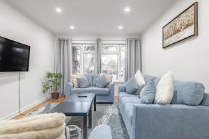多倫多的住宿－Littlewood Properties，客厅配有两张沙发和一台电视机