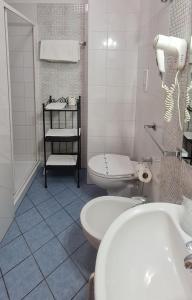 レージナにあるL'ISOLA AeR B&Bの白いバスルーム(トイレ、シンク付)