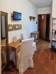TV a/nebo společenská místnost v ubytování L'ISOLA AeR B&B