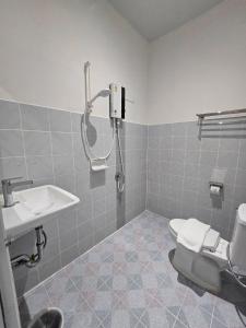 W łazience znajduje się prysznic, toaleta i umywalka. w obiekcie Triple D Hotel w mieście Betong