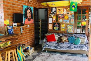 una camera con un letto in un muro di mattoni di Canoa Roots Hostel & Camping a Canoa Quebrada