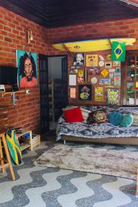 Habitación con cama en una pared de ladrillo en Canoa Roots Hostel & Camping, en Canoa Quebrada