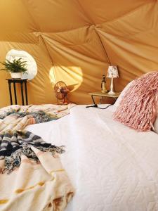 um quarto com uma cama numa tenda em Cabañas Toto Península Beach em Totoralillo