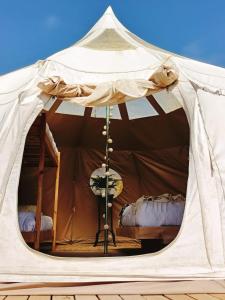- une tente blanche avec un lit dans l'établissement Cabañas Toto Península Beach, à Totoralillo